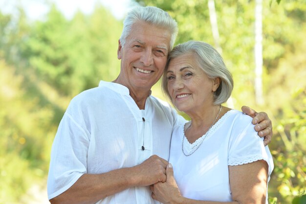 Liefdevol volwassen stel in een zomerpark