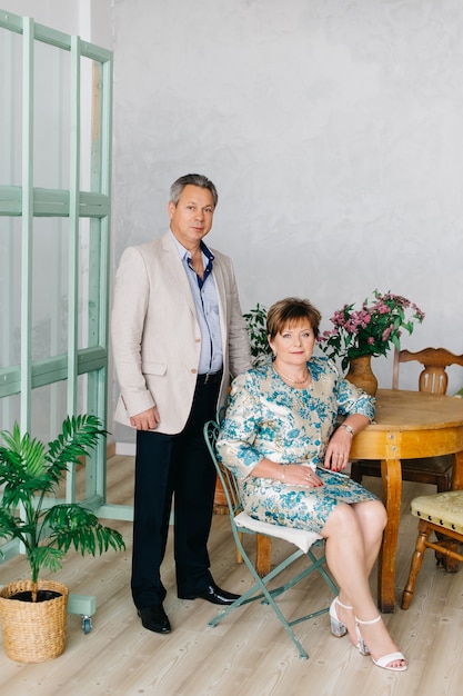 Liefdevolle aantrekkelijke paren van middelbare leeftijd. Klassieke portret bejaarde man en vrouw in vintage interieur.