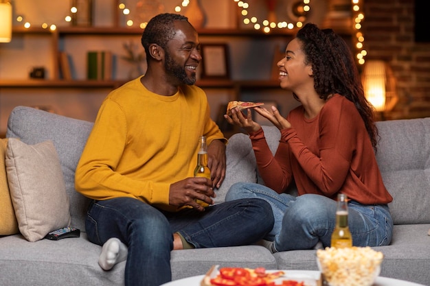 Liefdevolle Afro-Amerikaanse man en vrouw chillen thuis