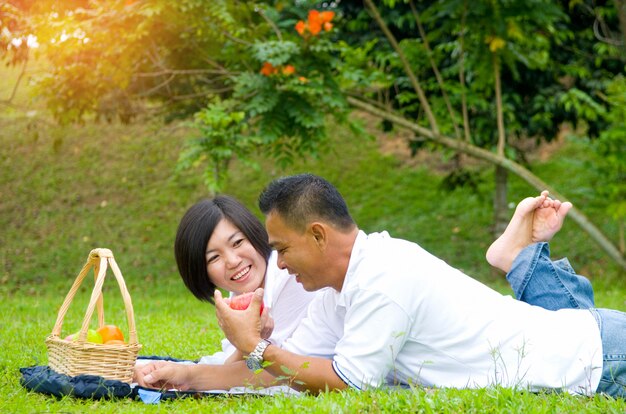 Liefdevolle Aziatische paar op outdoor park