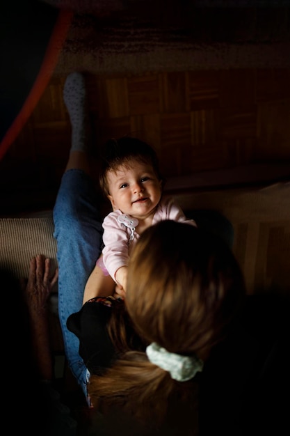 Liefdevolle baby kind spelen in haar moeders schoot