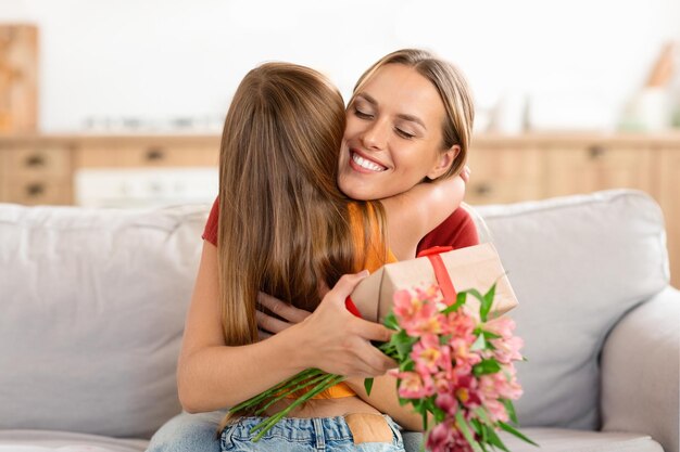 Liefdevolle dochter groet gelukkige moeder met verjaardag