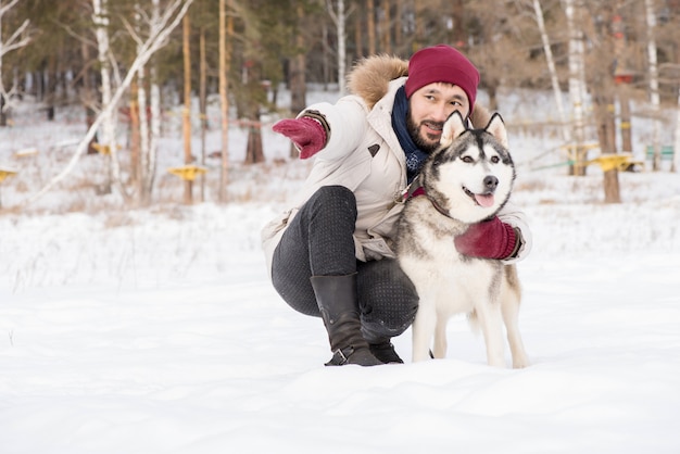 Liefdevolle eigenaar met hond