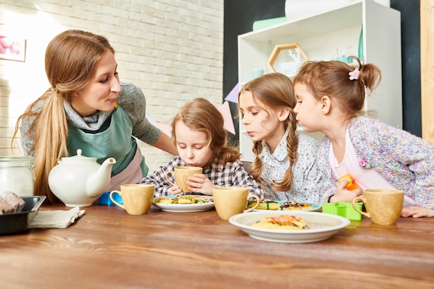 Liefdevolle familie in de eetkamer