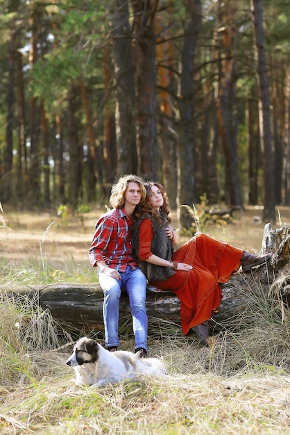 Liefdevolle familie in het bos