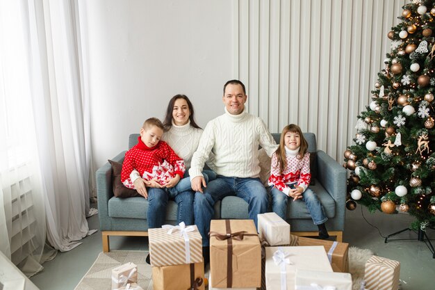 Liefdevolle familie Kerstmis thuis vieren