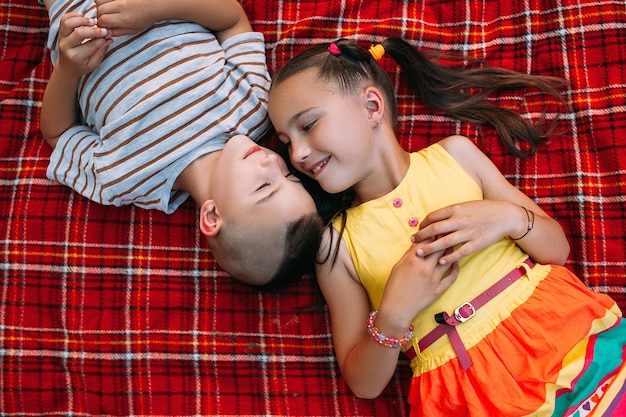 liefdevolle familie op picknick. moeder en kinderen veel plezier