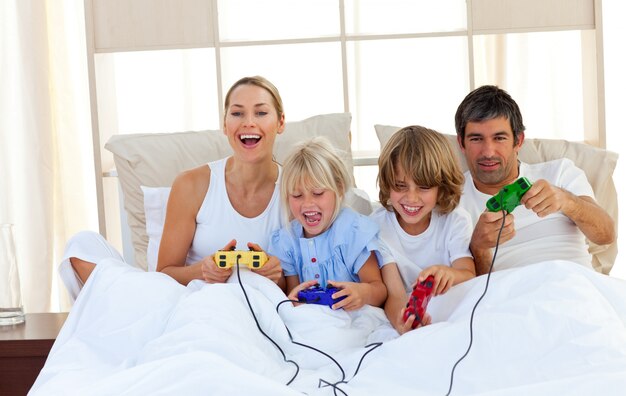 Liefdevolle familie videogame spelen in de slaapkamer