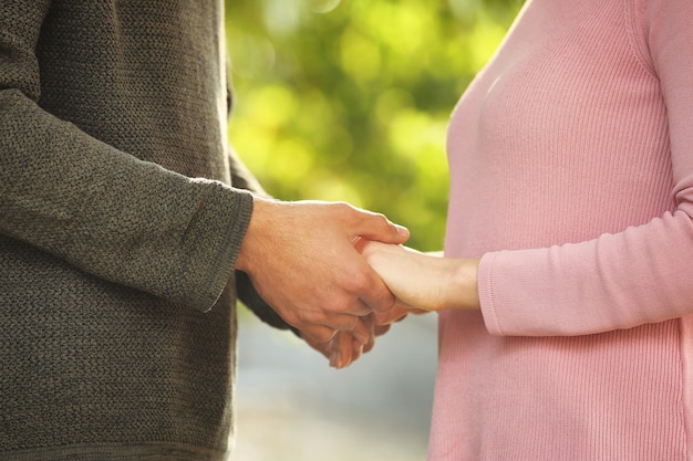 Liefdevolle jong koppel hand in hand buitenshuis