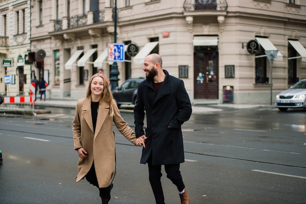 Liefdevolle jong koppel wandelen rond Praag, Tsjechië