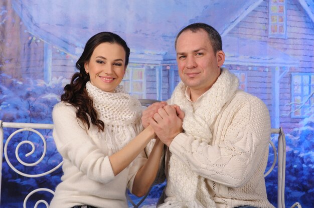 Liefdevolle man en vrouw vieren samen Kerstmis