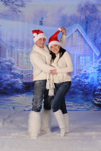 Liefdevolle man en vrouw vieren samen Kerstmis