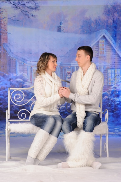 Foto liefdevolle man en vrouw vieren samen kerstmis