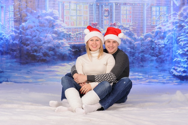 Liefdevolle man en vrouw vieren samen Kerstmis