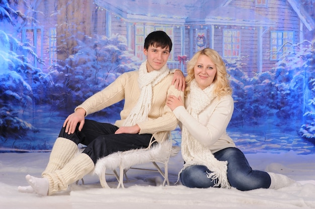 Liefdevolle man en vrouw vieren samen Kerstmis