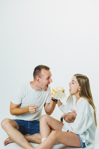 Liefdevolle moeder en vader houden een pasgeboren baby in hun armen Vader en moeder en zijn schattige pasgeboren zoon Ouderlijke relatie tussen ouders en zoon Gelukkige ouderschap en de vreugde om ouders te zijn