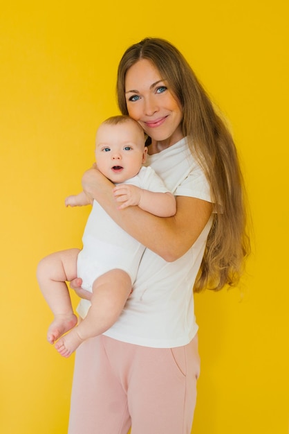 Liefdevolle moeder zorgt thuis voor een pasgeboren baby portret van een gelukkige moeder die een lieve zoon in haar armen houdt