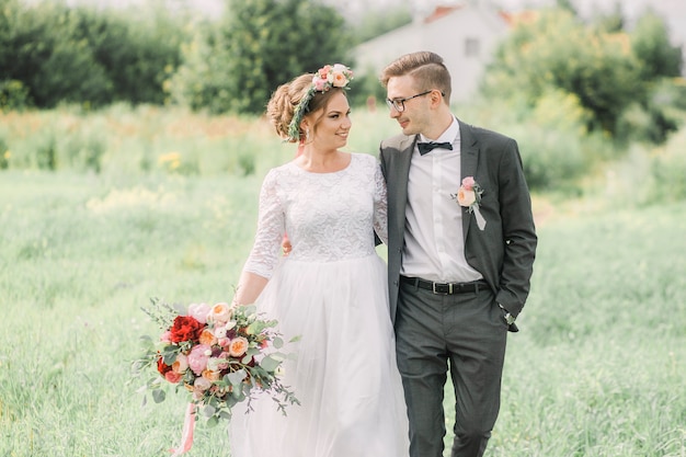 Liefdevolle mooie man en vrouw knuffelen