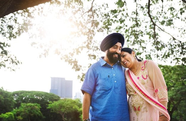 Liefdevolle senior Indiase echtpaar
