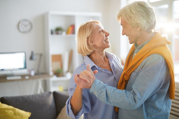 Liefdevolle Senior paar thuis dansen