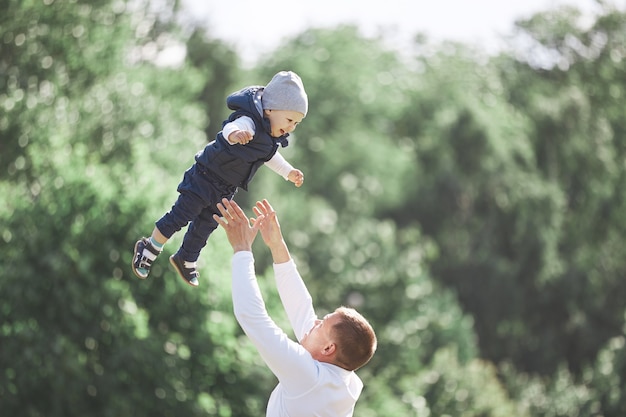 Liefdevolle vader en zoon op een wandeling in het voorjaarspark