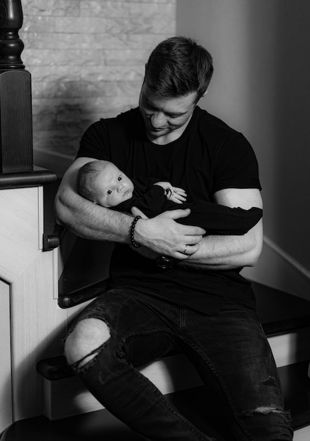 Liefdevolle vader met pasgeboren jongen Leuke man met kleine baby