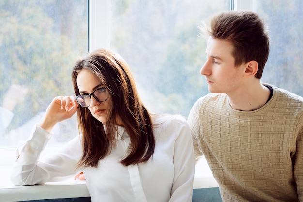 Liefdevolle vriend probeert zijn overstuur vriendinnetje student op te vrolijken