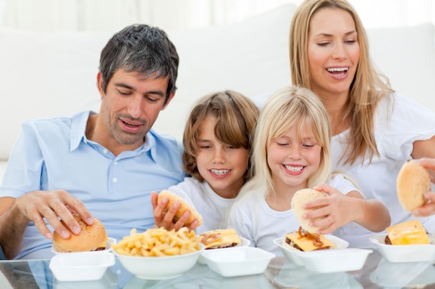 Liefhebbende familie eten hamburgers