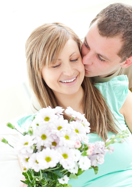 Liefhebbende man die een bos bloemen geeft aan zijn vriendin