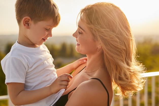 Liefhebbende moeder en kind genieten samen van de zomervakantie