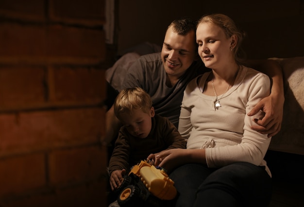 Liefhebbende ouders spelen met hun jonge zoon