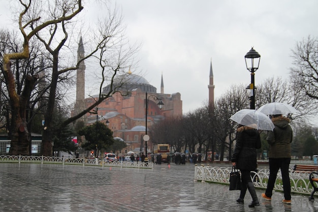 Liefhebber wandelen bij regenachtig weer Hagia Sophia op de achtergrond