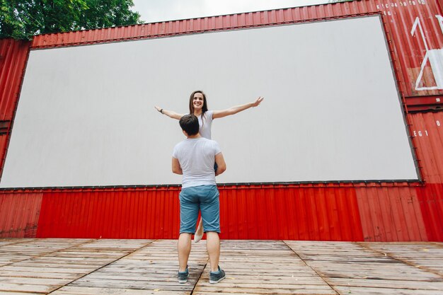 Liefhebbers hebben plezier op een date in het straatbeeld