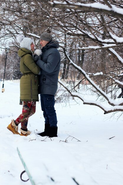 Liefhebbers in het park in de winter