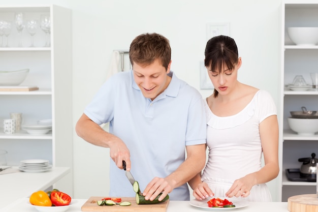 Liefhebbers koken samen in de keuken