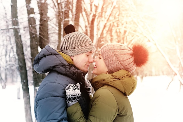 Liefhebbers kussen winter straat