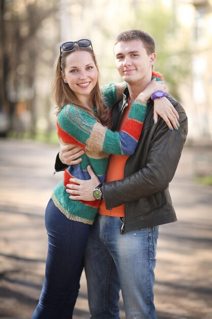 Liefhebbers man en vrouw in de lente