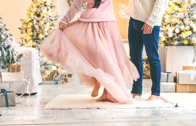 Liefhebbers man en vrouw op een kerst achtergrond. Vakantie. Selectieve aandacht.