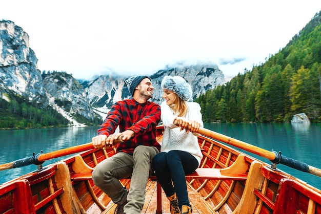 Liefhebbers rijden in een boot op een alpien meer in Braies, Italië