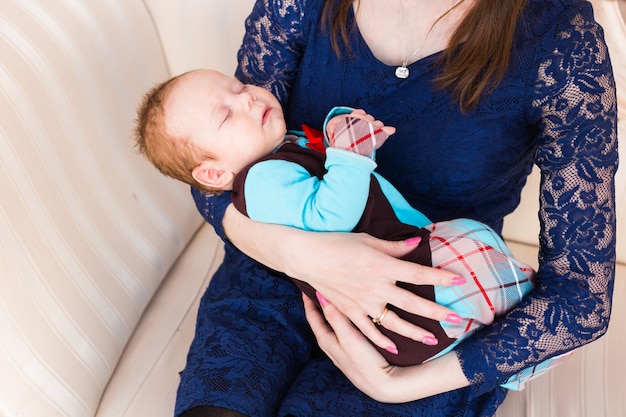 Lieve baby slaapt op handen moeder in de slaapkamer