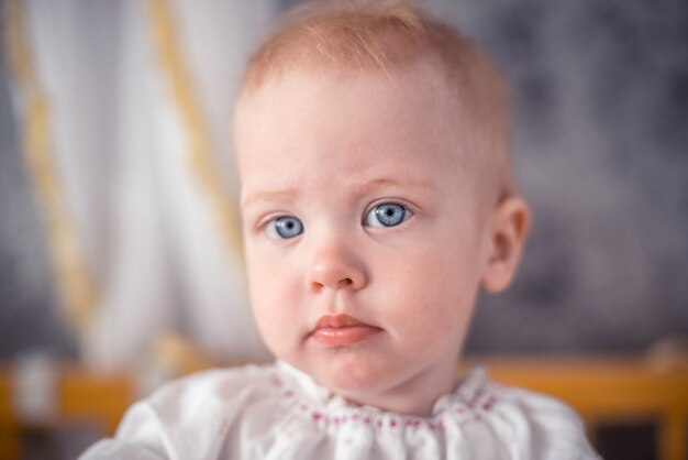 Lieve kiddy die naar de camera kijkt