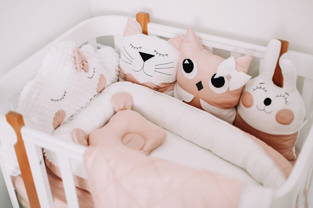 lieve kinderkamerdecoraties stijlvol babykamerinterieur met comfortabel ledikantje en grappige roze sierkussens