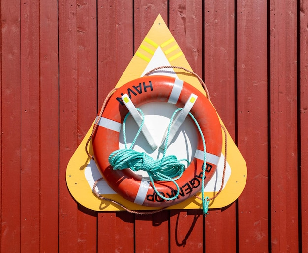 Photo life buoy on the wall of the house