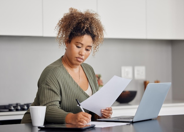 人生は気が散るのを待つことができます家で書類を記入している女性のショット