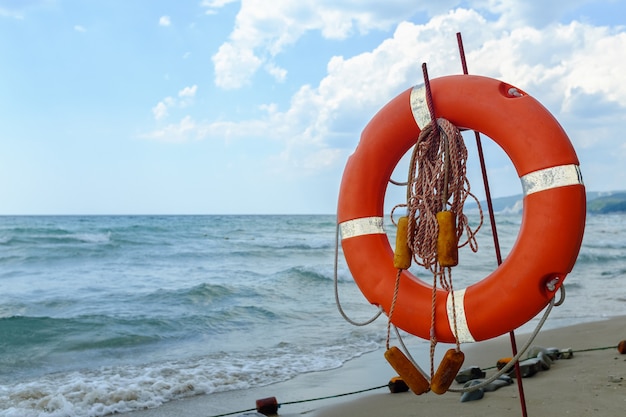 Salvagente sulla spiaggia sabbiosa da qualche parte nel mar nero