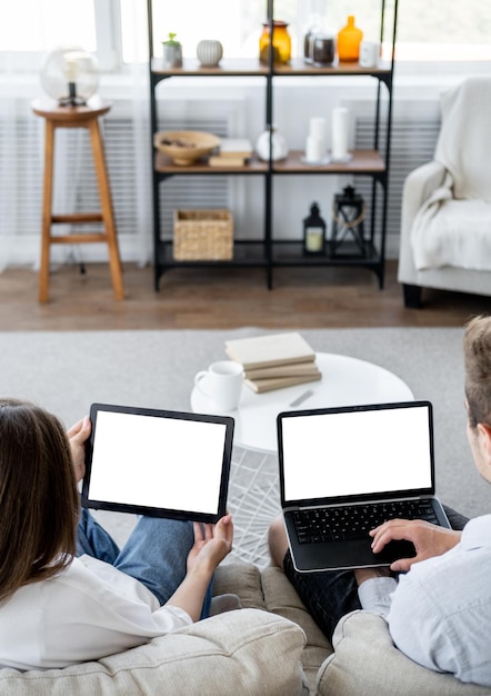 Mockup di computer per il resto della famiglia di routine di vita rilassato