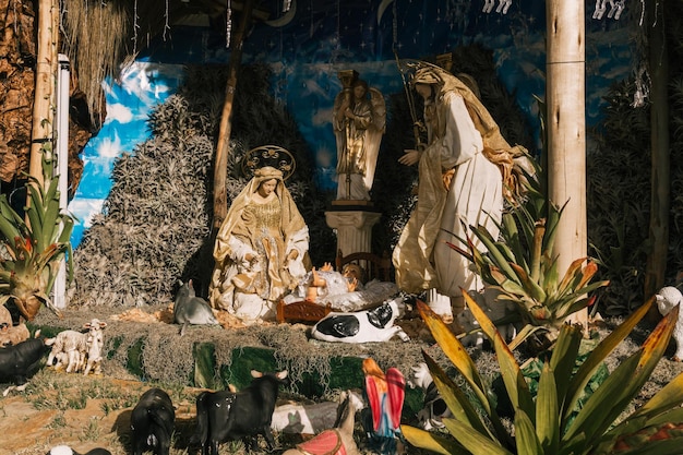 Украшение в натуральную величину со статуями святого семейства иисуса, окруженными животными и растениями.