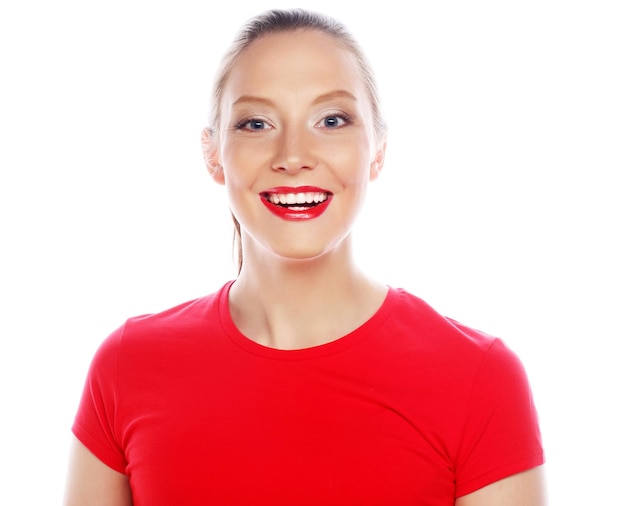 Stile di vita felicità emotiva e concetto di persone bella giovane donna che indossa una camicia rossa che guarda la fotocamera e fa emozioni diverse su sfondo bianco