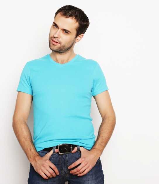 ライフスタイルと人々の概念：青いシャツを着たハンサムな男、白い背景で隔離のスタジオショット。