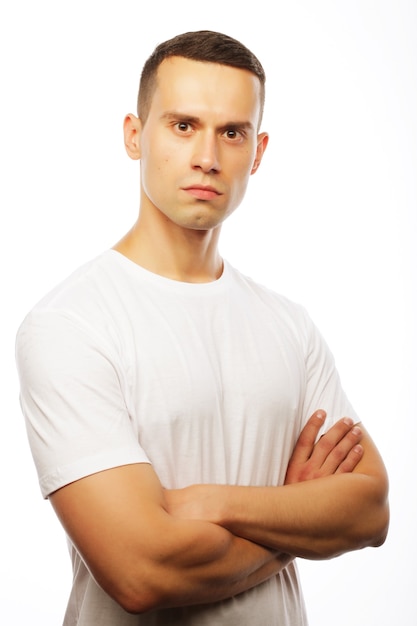 ライフスタイルと人々の概念：白いTシャツを着ているハンサムな若い男